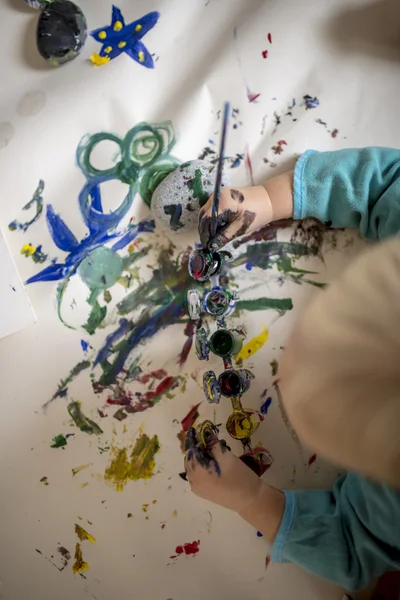 Veduta aerea della pittura bambino bambino con acquerelli — Foto Stock