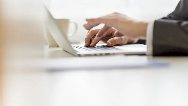 Closeup of businessman hands using laptop computer — Stock Photo, Image