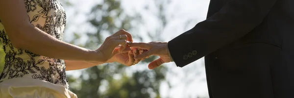 Ceremonia de boda - vista de cerca de una novia colocando un anillo en ella — Foto de Stock