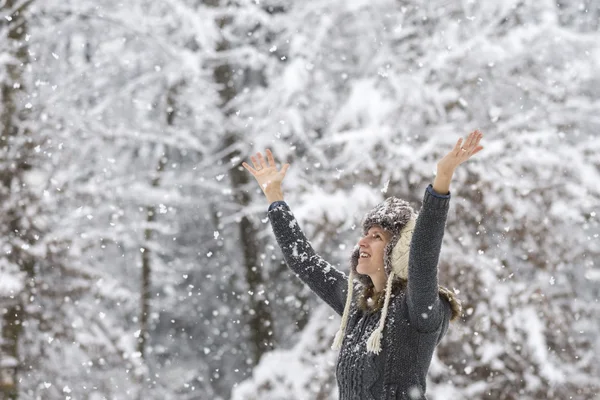 Feliz joven celebrando el invierno levantando los brazos en t —  Fotos de Stock