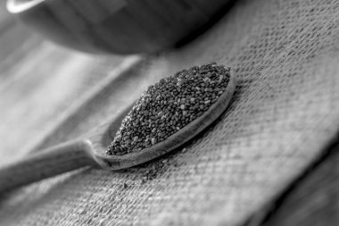 Tahta kaşık kuru chia tohumları tam closeup