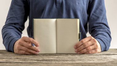 Adam elinde kalem ile bir açık boş Not panelini gösterme