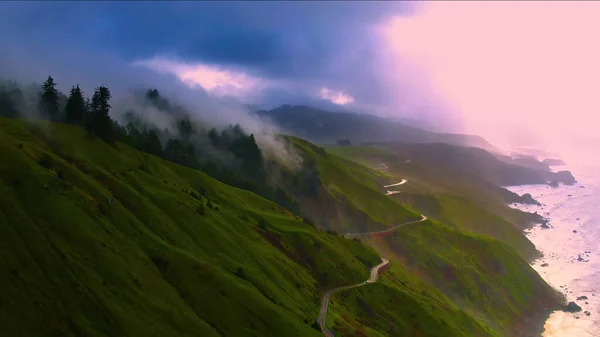 Straße Und Berg Meer Entlang Sonnenuntergang Und Wolken Nebel — Stockfoto