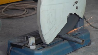 Dairesel testere metali keser, her yöne kıvılcımlar saçar