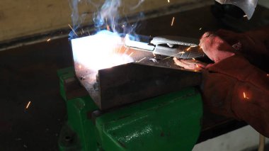 Bir nesneyi kaynak yapmak, kaynak işlemi kıvılcımlar ve dumanlar