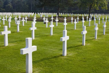 Normandiya Omaha Beach, Amerikan mezarlığı ve Anıt mezarlar