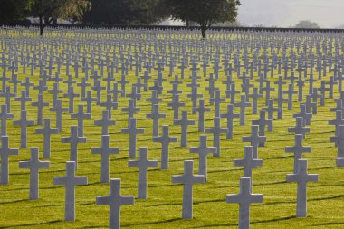 Henri Chapelle Amerikan mezarlığı ve Anıtı, haçlar ve Star of David