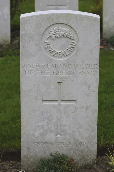 Grave of Unknown WW I New Zealand Soldier, Hooge Crater Cemetery, Ypres — Stock Photo, Image