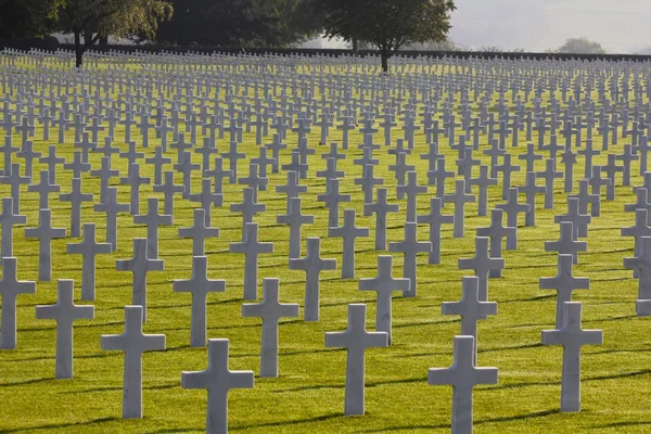 Henri-kapelle amerikanischer friedhof und denkmal, kreuze und stern von david — Stockfoto