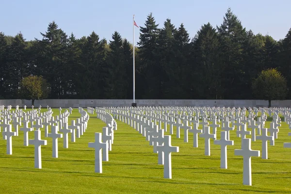 Henri-Chapelle amerikanska kyrkogården och Memorial, reser sig amerikanska flaggan — Stockfoto