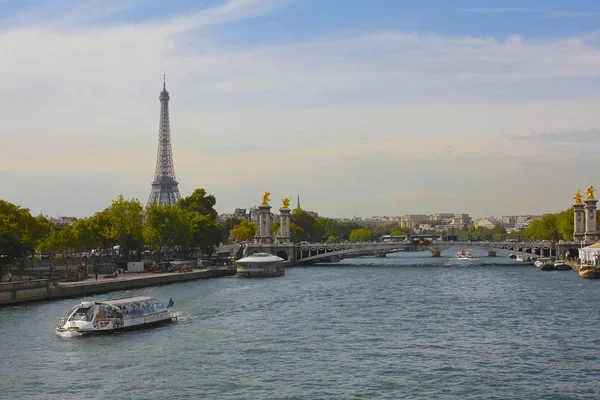 Torre Eiffel sobre el Sena, París — Foto de Stock