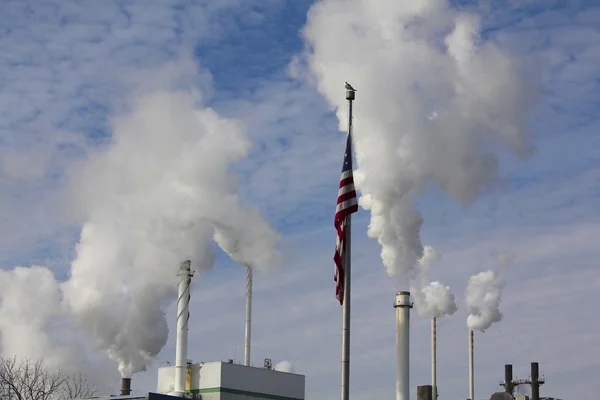 Bandeira Americana e Fábrica Smokestacks — Fotografia de Stock