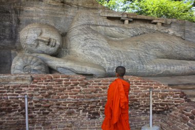 Dev uzanmış Buddha, Sri Lanka ile ilgilenen çocuk keşiş