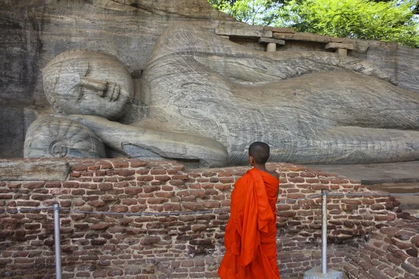 Barn munk som tittar på jätte liggande Buddha, Sri Lanka — Stockfoto