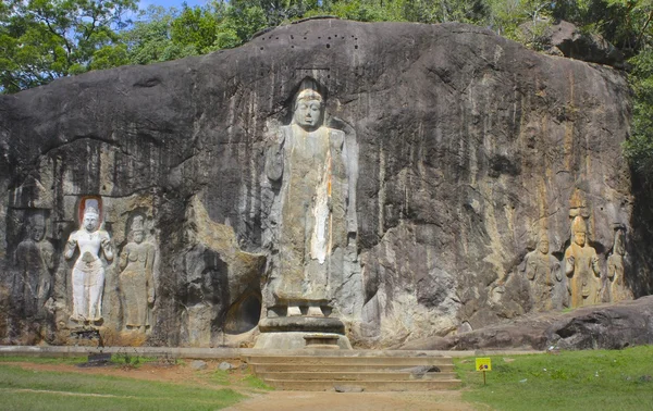 巨大な石に彫られた立っている仏、スリランカ — ストック写真