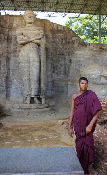 Sri Lankan Monk Posing Before Standing Buddha — Stock Photo, Image