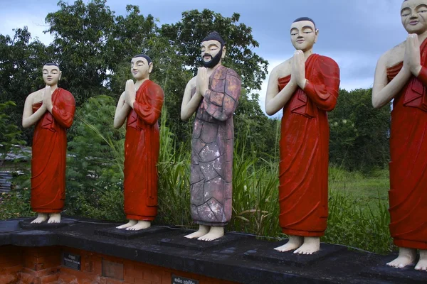 Monk ve dindar heykeller, Sri Lanka Tapınağı — Stok fotoğraf