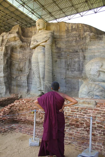 Sri Lankas munk som tittar på stående Buddha — Stockfoto