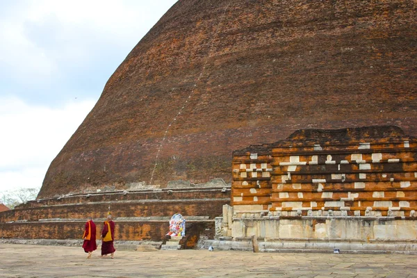 Yürüyüş rahipler büyük Stupa, Sri Lanka geçmek — Stok fotoğraf