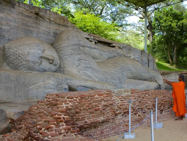 Genç Monk uzanmış Buddha, Sri Lanka fotoğraf çekimi — Stok fotoğraf