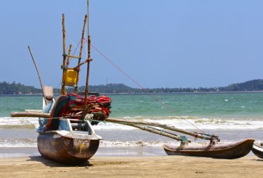 Sri Lankalı balıkçı teknesi plajda 4