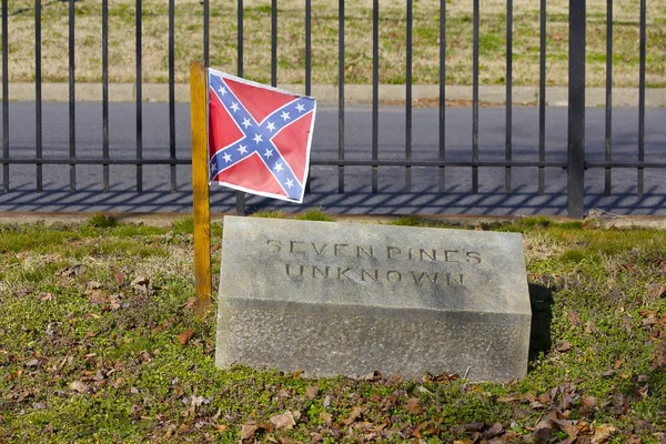 Confederate Flag on Grave of Unknown Soldier Killed at Seven Pines — Stock Photo, Image