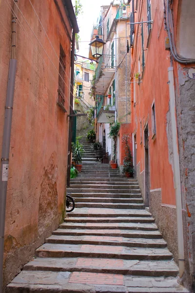 Pasos empinados entre coloridos edificios italianos — Foto de Stock