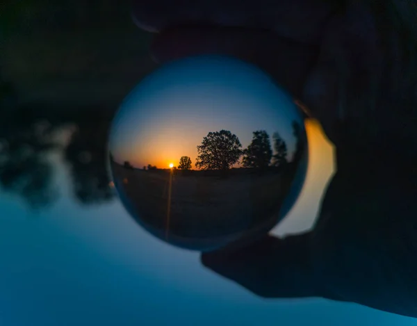 Morgenaufgang Sonne Gefangen Kristallgläserner Linsenkugel Mit Bäumen Silhouetten — Stockfoto