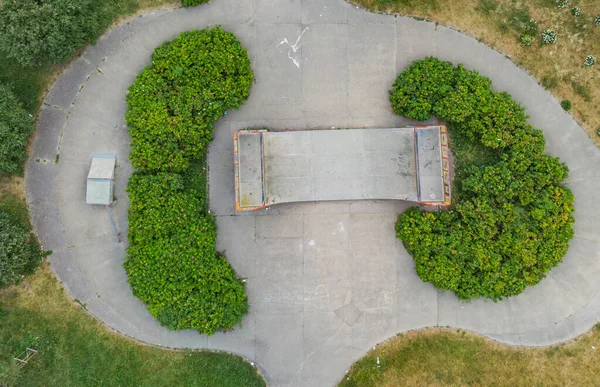 Blick Von Oben Auf Skatepark Rampe Der Nähe Von Wohnbebauung — Stockfoto