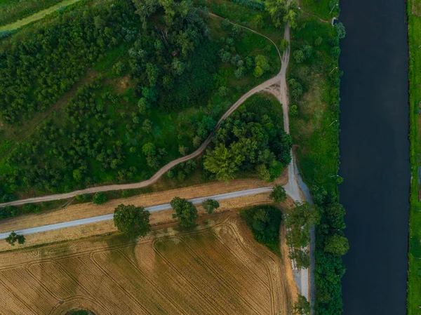 Letecký Pohled Shora Dolů Ulice Stezky Mezi Lesy Poli Řeka — Stock fotografie
