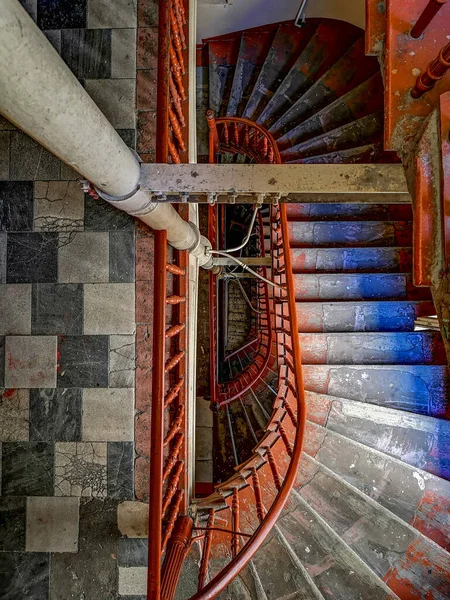 ヴロツワフ2019年6月12日古民家に木造の階段と赤い手すりのある古い荒廃した螺旋階段 — ストック写真