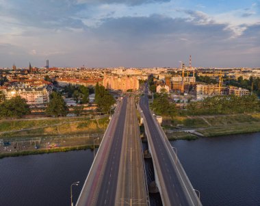 Wroclaw 21 Haziran 2019 Varşova köprüleri Odra nehri üzerinde güneşli bir sabah