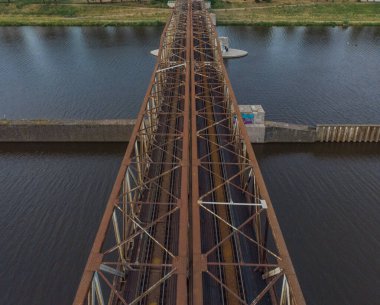 Wroclaw 21 Haziran 2019 Wroclaw 'daki Odra köprüsünün üzerinden yukarı doğru görüş