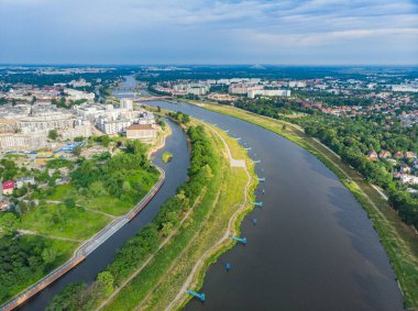 Wroclaw 21 Haziran 2019 Havadan Odra nehri üzerindeki Wroclaw kıyılarına