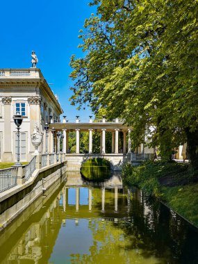 Varşova 24 Haziran 2019 Kraliyet Hamamları Müzesi göl kenarında