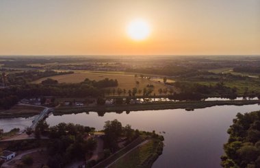 Wroclaw Temmuz 12019 Sabahın köründe ağaçlar ve tarlalarla Sakin bir nehire bakan 