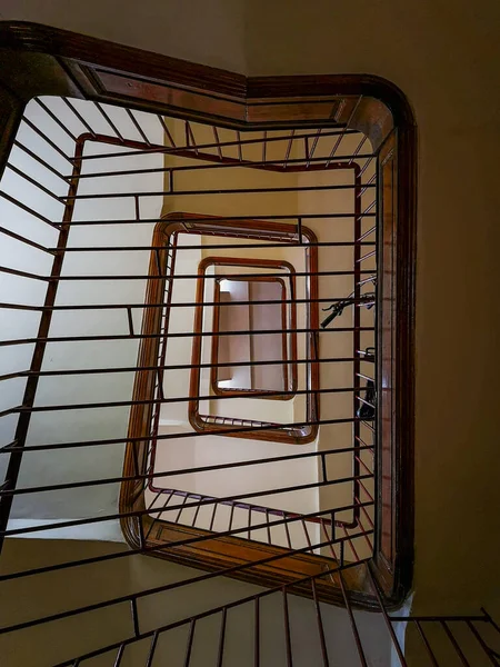 2019年8月12日鉄棒の後ろのらせん状の正方形の階段への上方の眺め — ストック写真