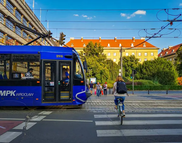 Wroclaw Août 2019 Tram Debout Près Passage Niveau Zèbre Avec — Photo