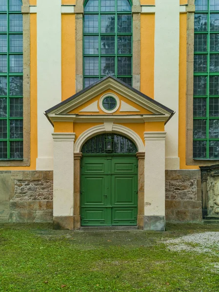 大きな窓のある古い大きな建物への緑の入り口の扉 — ストック写真
