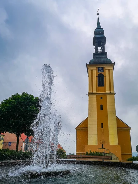 Srebrna Gora 2019年8月22日教会の塔の前の小さな噴水 — ストック写真