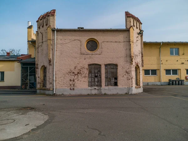 Ερείπια Παλαιού Κτιρίου Σπασμένα Παράθυρα Χώρο Στάθμευσης Για Λεωφορεία — Φωτογραφία Αρχείου