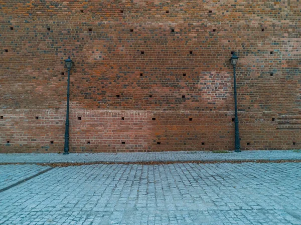 Mur Brique Rouge Avec Deux Hautes Lampes Noires Près Trottoir — Photo