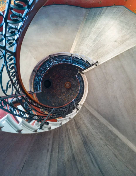 Vista Hacia Arriba Vieja Escalera Caracol Con Patrón Techo — Foto de Stock