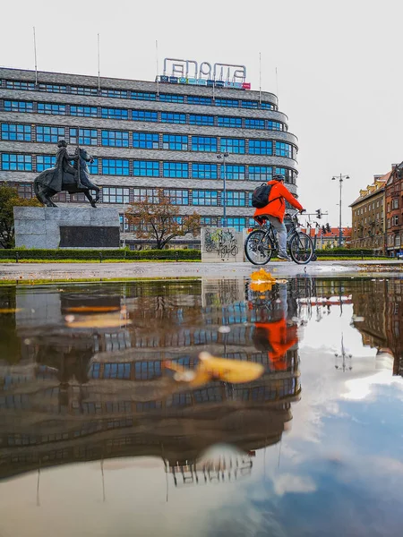 Wroclaw Outubro 2019 Ciclista Frente Shopping Renoma Refletido Poça — Fotografia de Stock