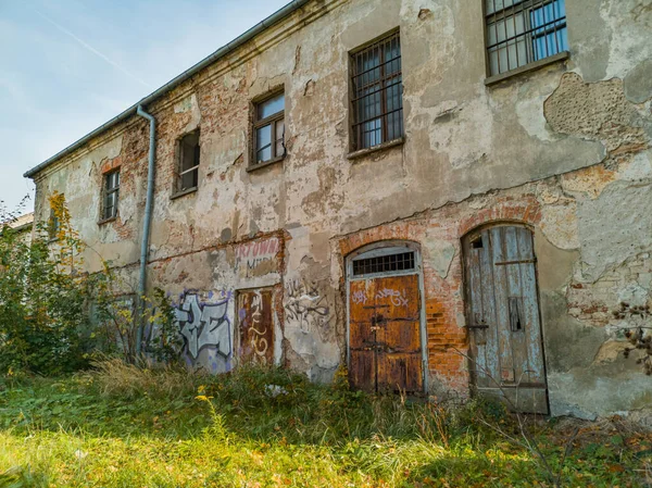 Kedzierzyn Kozle Październik 2019 Fasada Starego Zrujnowanego Budynku — Zdjęcie stockowe