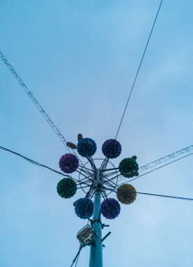 Şehir fenerine yukarıdan bakınca yılbaşı süslemeleri var.