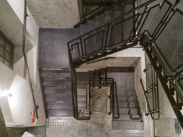 Vista Cima Para Baixo Para Escadas Metal Paredes Concreto — Fotografia de Stock