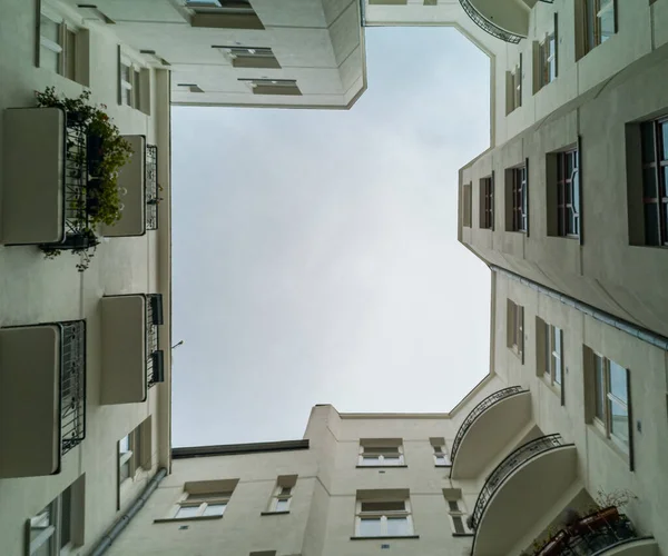 Upward View Building Well Small Square Old Tenement House — Stock Photo, Image