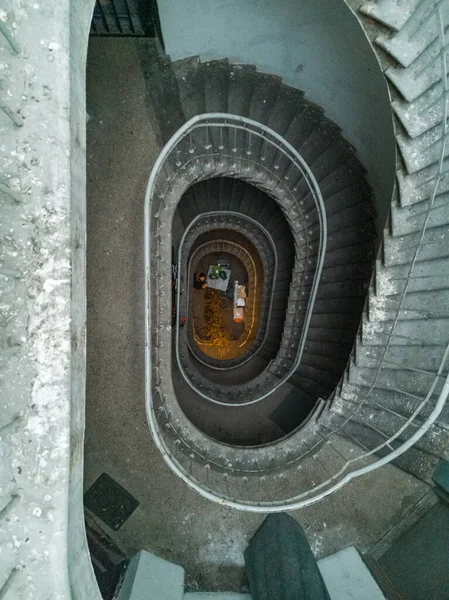 Antigua Escalera Caracol Hormigón Con Barandillas Metálicas Luces Abajo —  Fotos de Stock