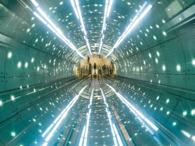 Varşova 10 Kasım 2019 Uzun yürüyen merdivenden metroya parlayan çatısı prizmaya yansıyan